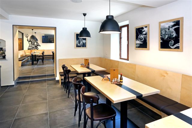 Restaurace s denní nabídkou poledního menu s převážně českou tradiční kuchyní, kterou najdete v Liberci poblíž centra města, na Nerudově náměstí.
