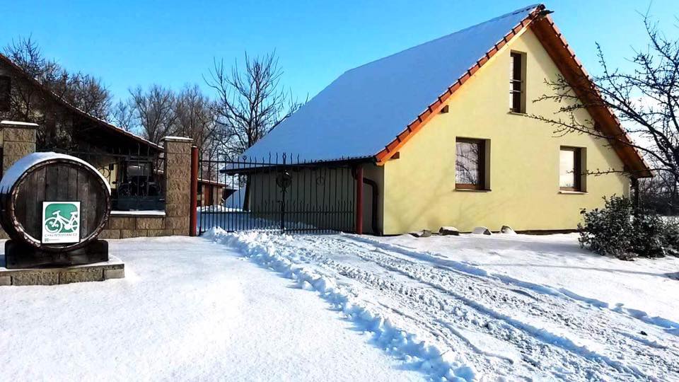 Nabízíme vám klidné zázemí rodinného penzionu. 