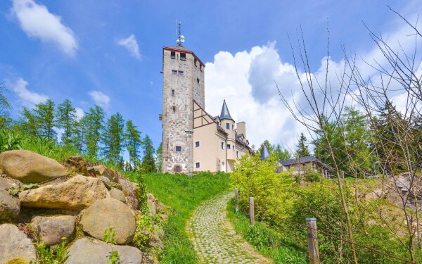 Výšina, rozhledna, restaurace, hotel a zoo.