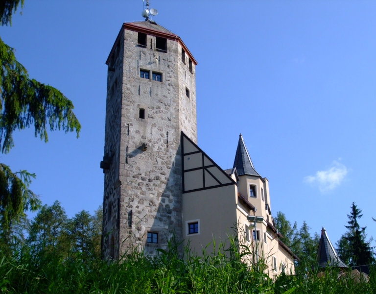 Výšina, rozhledna, restaurace, hotel a zoo.