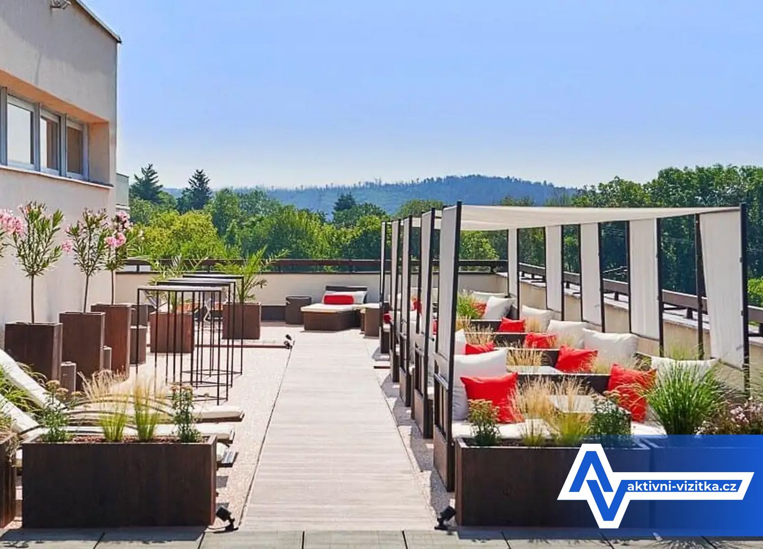 Nově zrekonstruovaný hotel s výhledem na Brněnskou přehradu.
