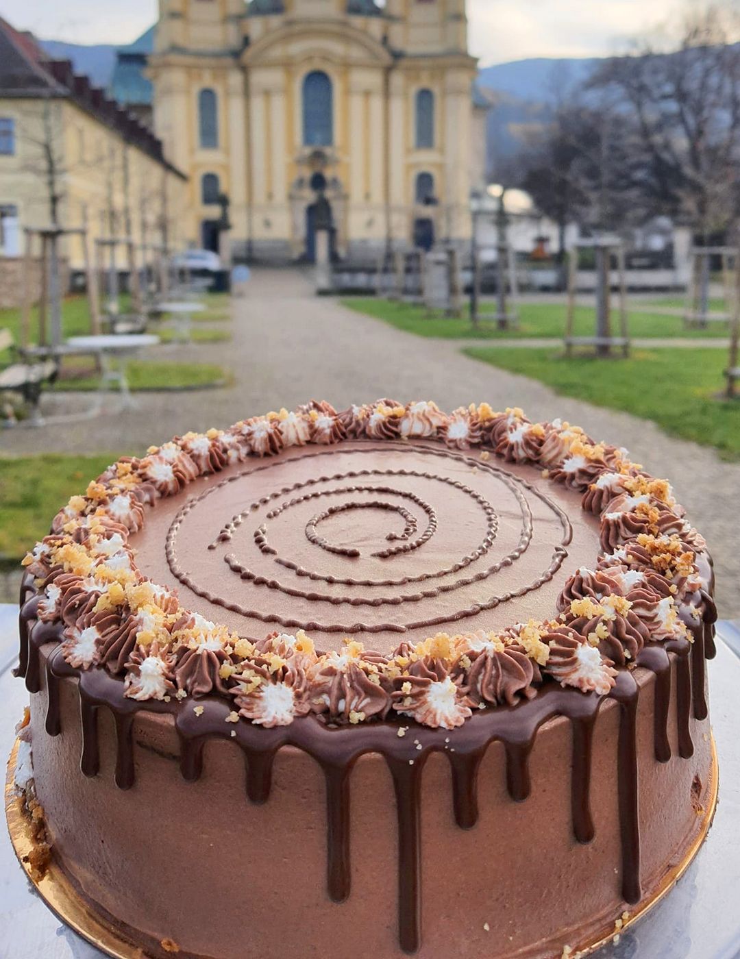 Cukrárna a kavárna v Hejnicích u kostela, prodej dortů, dezertů, cukrovinek a dárkového zboží.