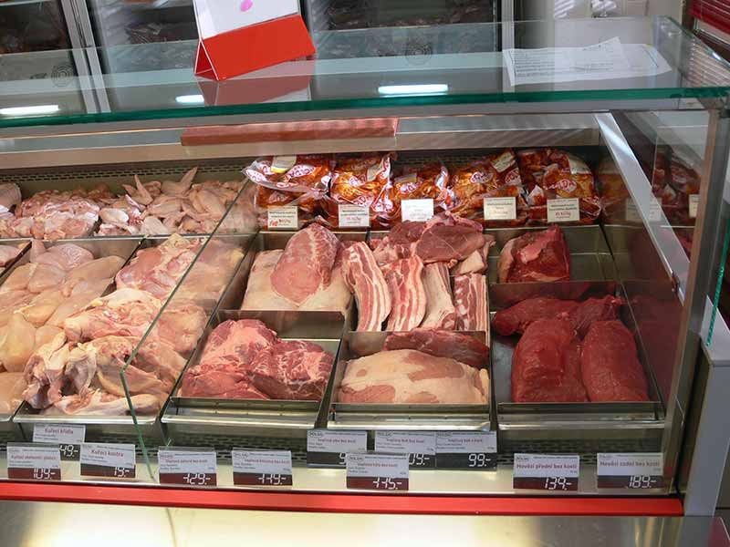 Řeznictví Folda ve Frýdlantu se specializuje na výrobu a prodej kvalitních masných výrobků, včetně čerstvého masa, uzenin, klobás, salámů a párků. Nabízí široký sortiment produktů, které jsou vyráběny s důrazem na kvalitu a tradiční řeznické zpracování. V jejich nabídce najdete také domácí specialitky a uzenářské výrobky, které potěší i náročnější zákazníky.