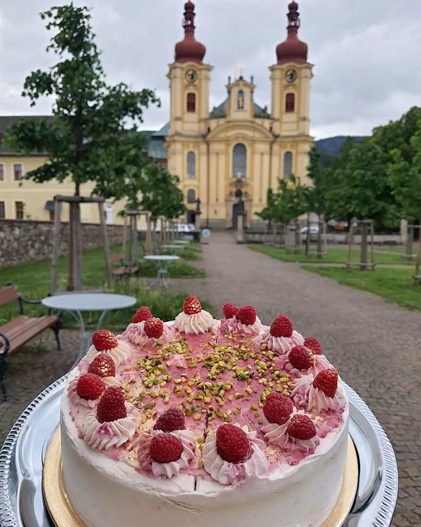 Cukrárna a kavárna v Hejnicích u kostela, prodej dortů, dezertů, cukrovinek a dárkového zboží.
