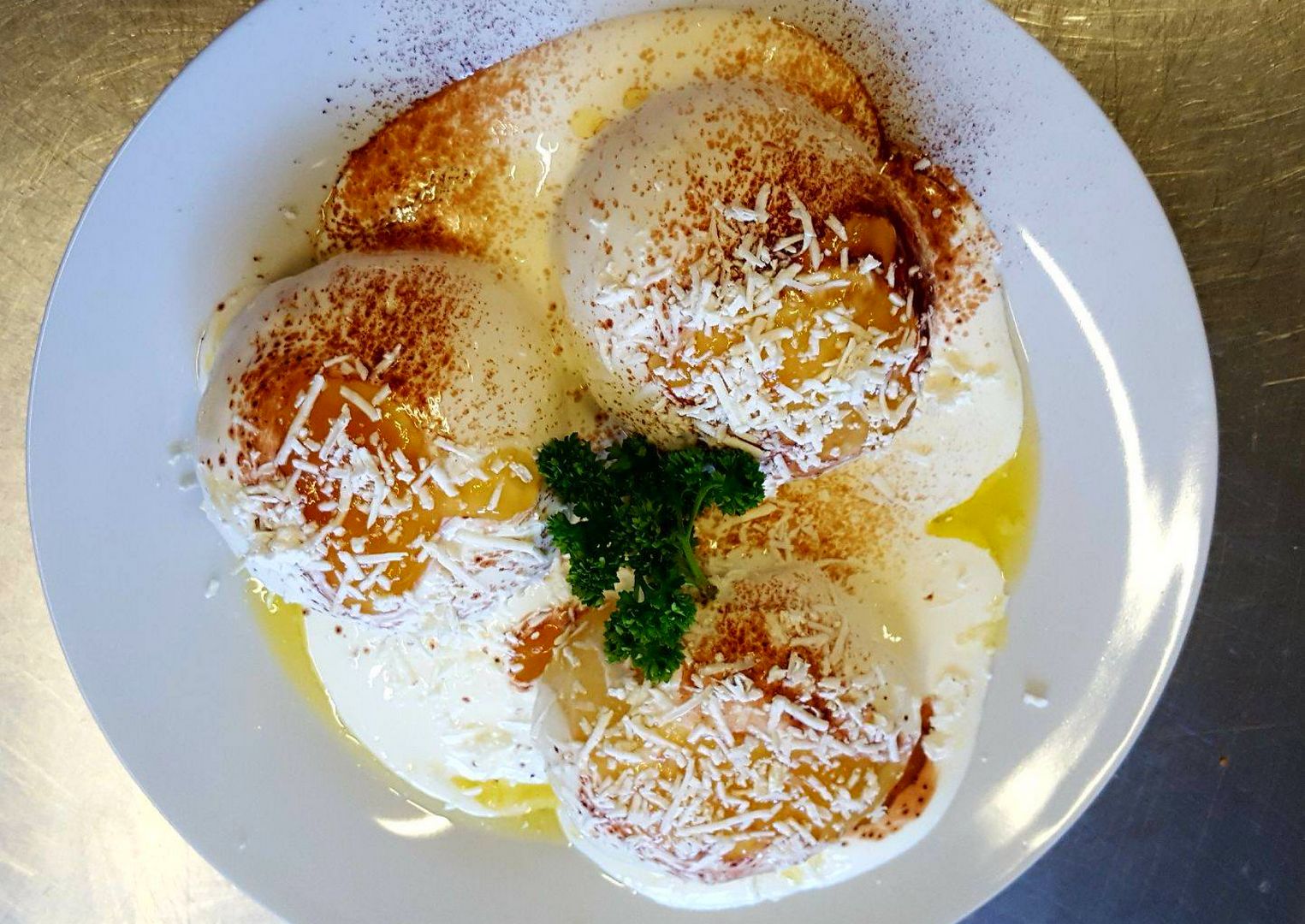 Restaurace s poledním menu a letním posezením na sídlišti v Rochlicích