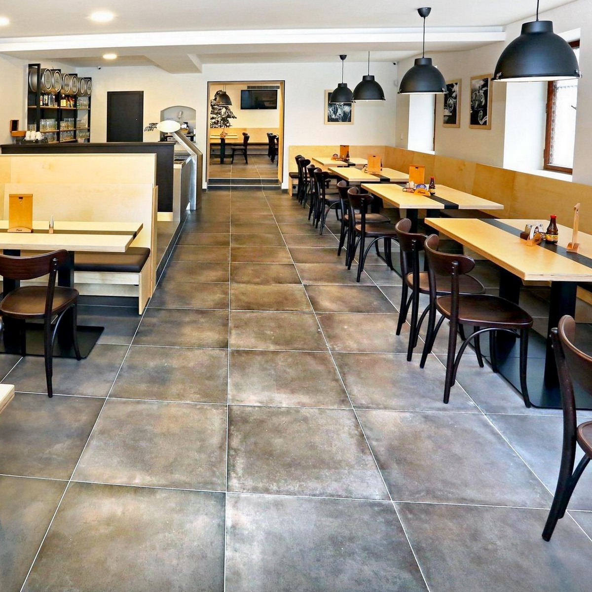 Restaurace s denní nabídkou poledního menu s převážně českou tradiční kuchyní, kterou najdete v Liberci poblíž centra města, na Nerudově náměstí.