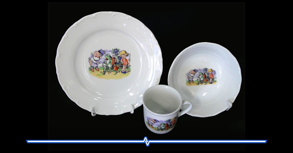 Český porcelán s dětským motivem Doktor Bolíto.